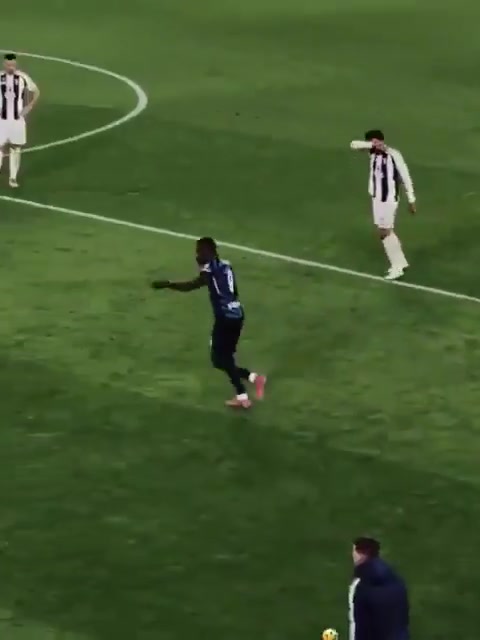 老爸看着呢?图拉姆刚上场扭头去撞弟弟，兄弟俩相视一笑