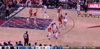 攻坚利器！班凯罗反击打成2+1 随后抛投得手连续拿分带队取得领先