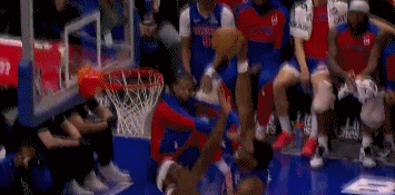 ?太残暴了！杜伦篮下暴起单臂砸扣阿丘瓦