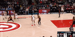 奋起直追！特雷-杨抢断反击轰进超远三分 老鹰回敬10-2迫近比分