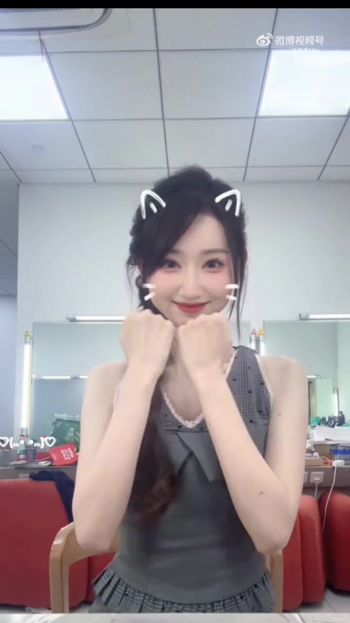 互动主持不是童童我不看！主持童童更博晒照：5月17日LPL互动见～