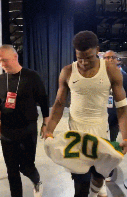 前辈认可!爱德华兹获赠“手套”佩顿超音速20号球衣一件